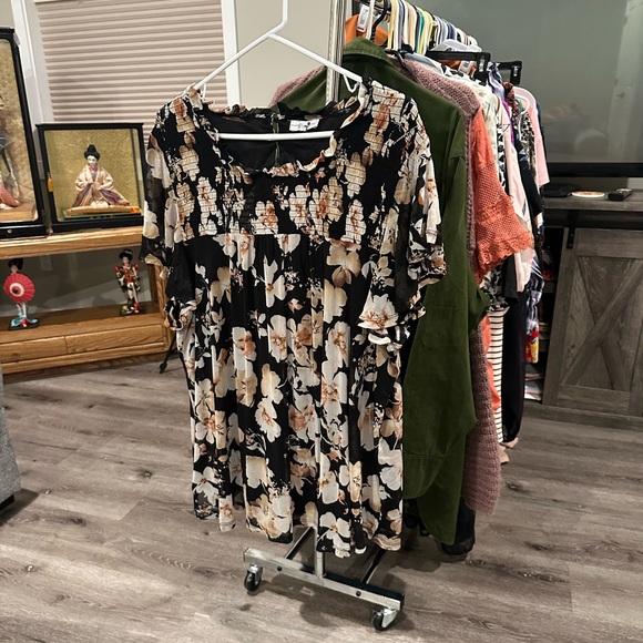 Poppi Women’s plus-size Black & Cream Floral Flutter-sleeve Blouse❤️❤️2X - Picture 3 of 7